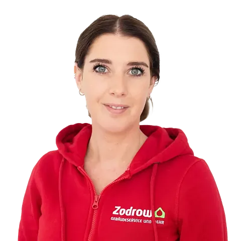 Frau trägt rote Kapuzenjacke mit weißem Logo 'Zodrow Gebäudeservice und mehr' auf der linken Brust
