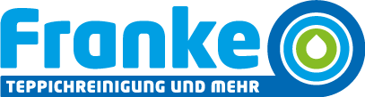 Logo mit dem Schriftzug 'Franke' in blauer Schrift und einem kreisförmigen Symbol mit einem Tropfen in der Mitte sowie dem Text 'TEPPICHREINIGUNG UND MEHR' darunter